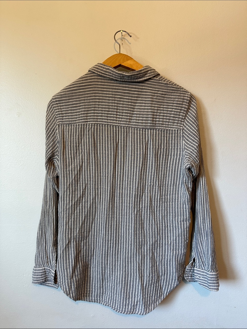 Universal Thread Striped Long-Sleeve Button-Down Shirt Women's S - Picture 2 of 4